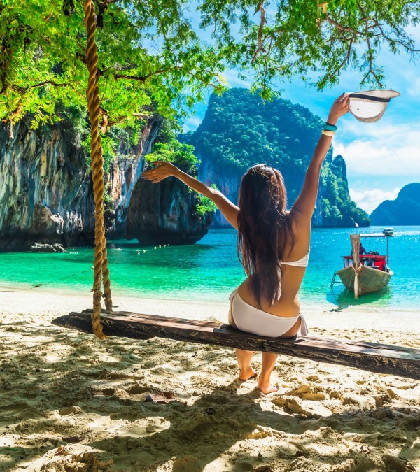 meisje-op-schommel-strand-thailandtravel