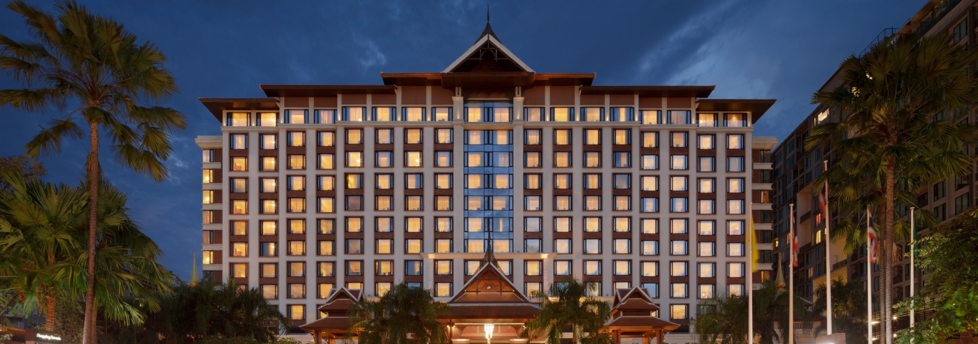 shangri-la-chiang-mai-hotel-exterior-front-view-night-thailandtravel