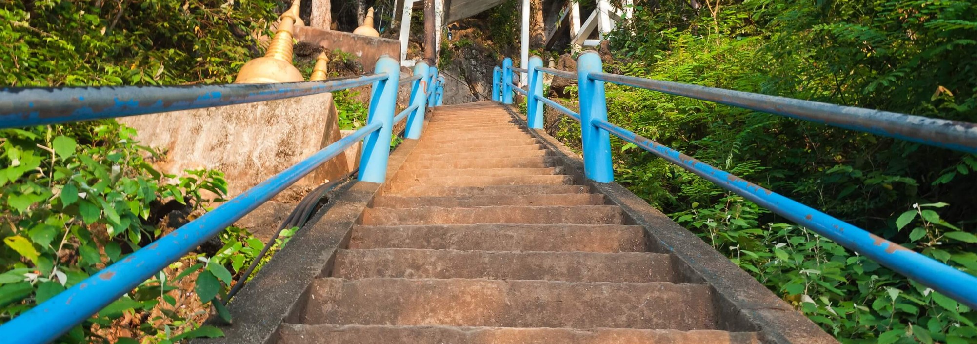 1237stappen-naar-top-van-de-berg-wat-tham-sua-krabi-thailandtravel