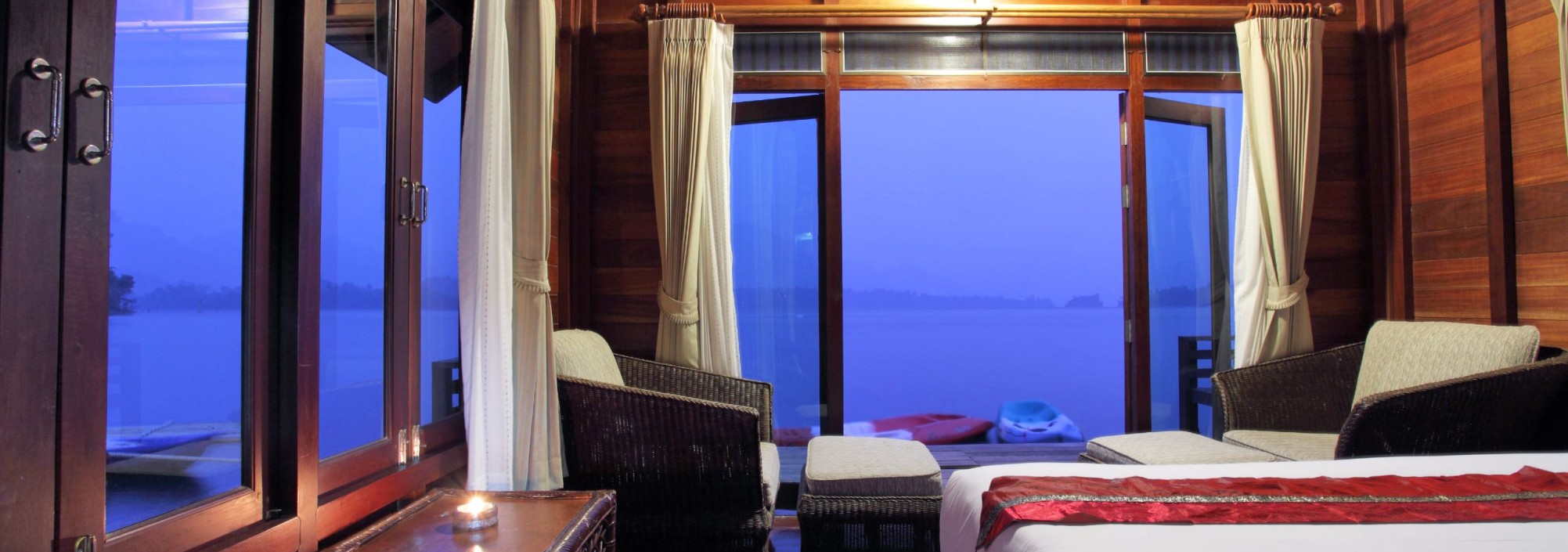500rai-floating-resort-khao-sok-deluxe-room-bed-sofa-thailandtravel