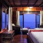 500rai-floating-resort-khao-sok-deluxe-room-bed-sofa-thailandtravel