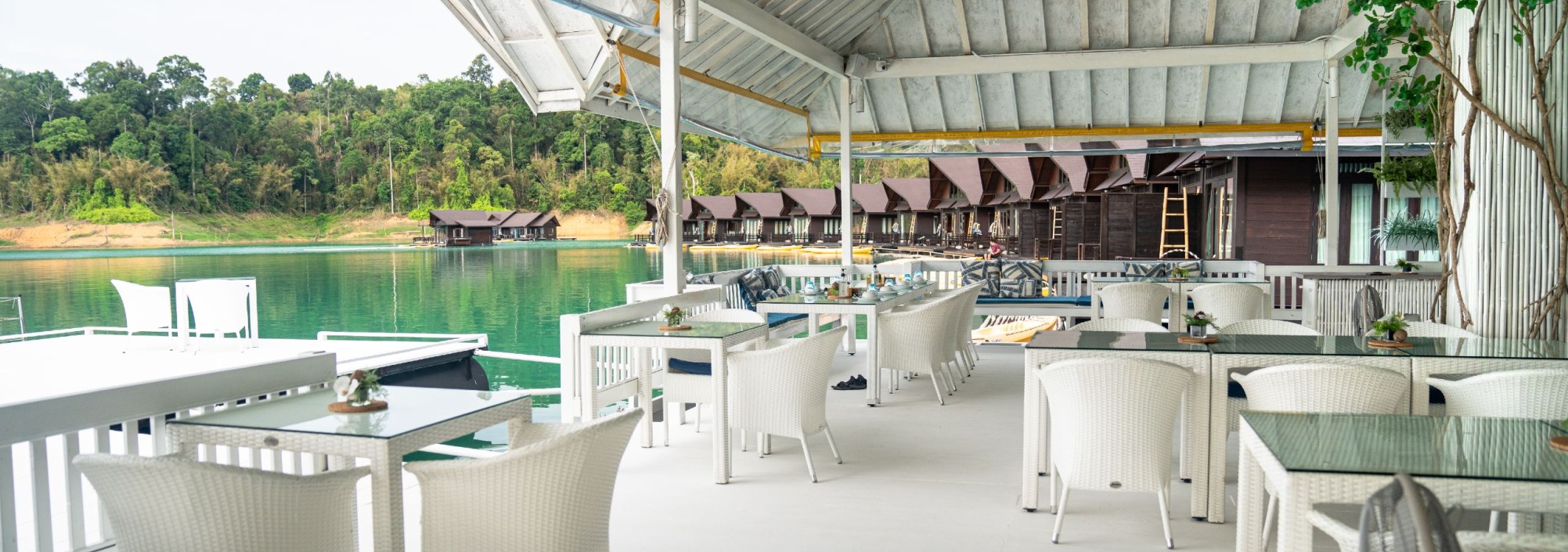 500rai-floating-resort-khao-sok-restaurant-uitzicht-rafts-thailandtravel