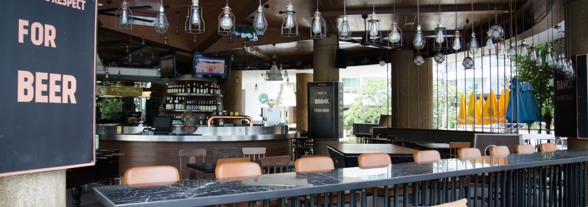 a-one-the-royal-cruise-hotel-poolbar-thailandtravel