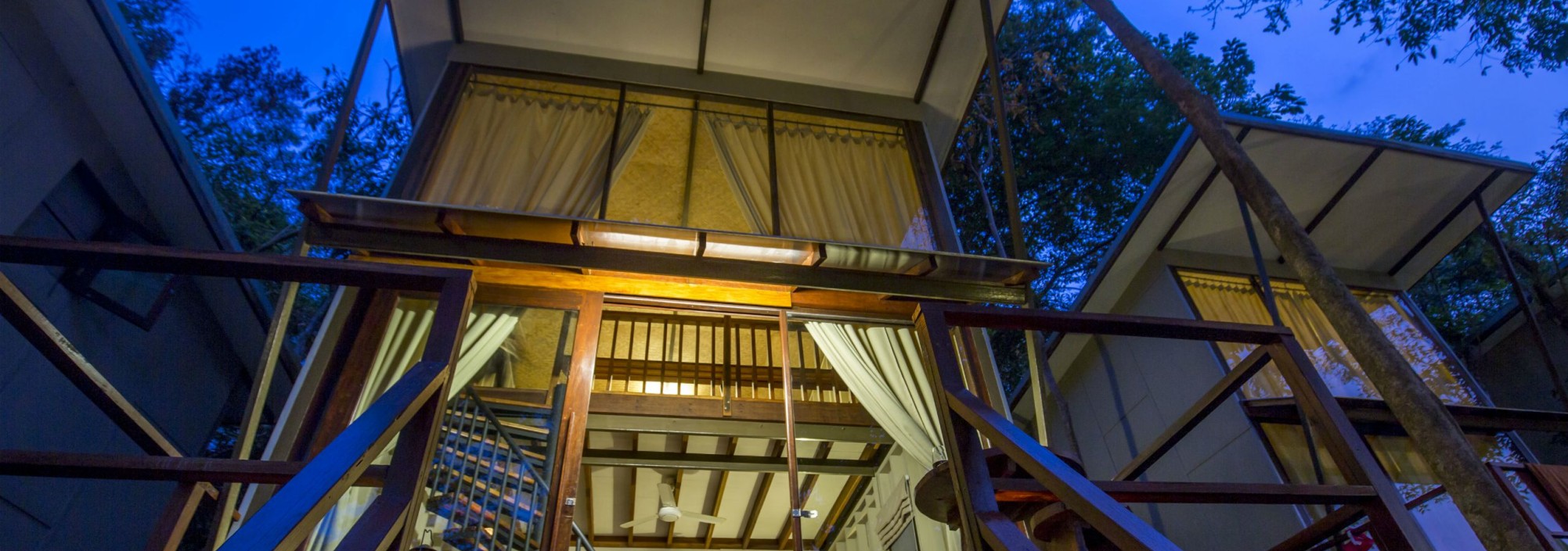 away-resort-koh-kood-duplex-bungalow-buitenkant-avond-thailandtravel