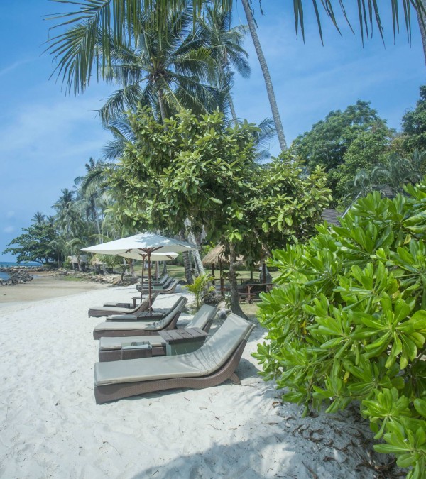 away-resort-koh-kood-strand-ligbedden-thailandtravel