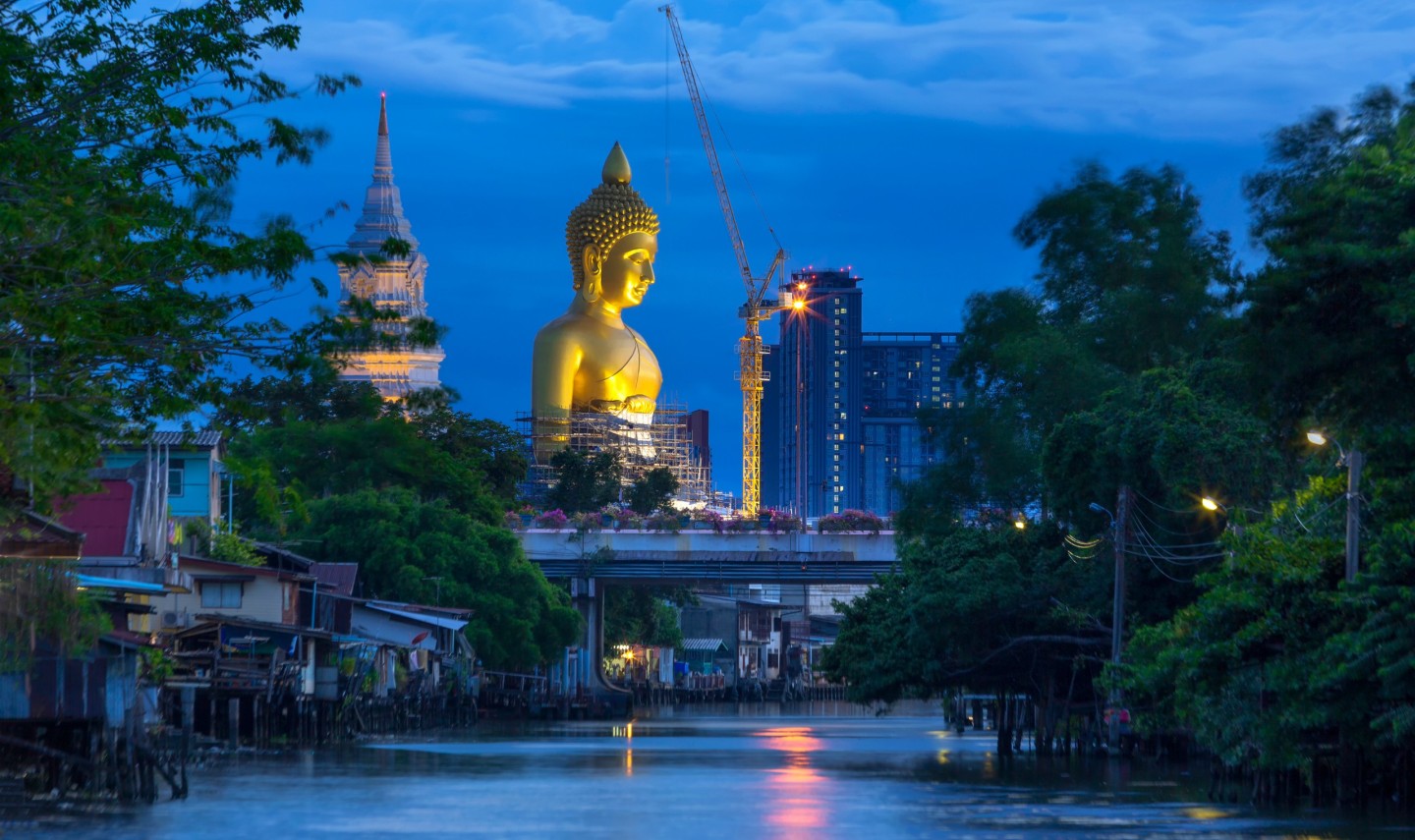 bangkok-phra-buddha-dhammakaya-thepmongkhon-tempel-avond-thailandtravel