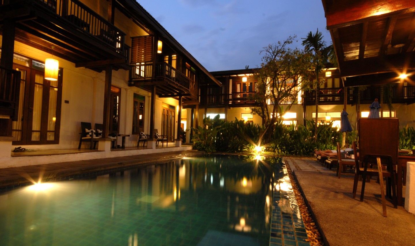 banthai-village-chiang-mai-avond-pool-thailandtravel