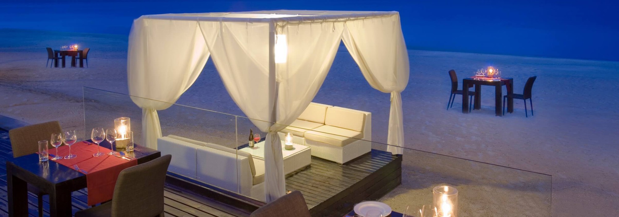 beach-dinner-aava-resort-khanom