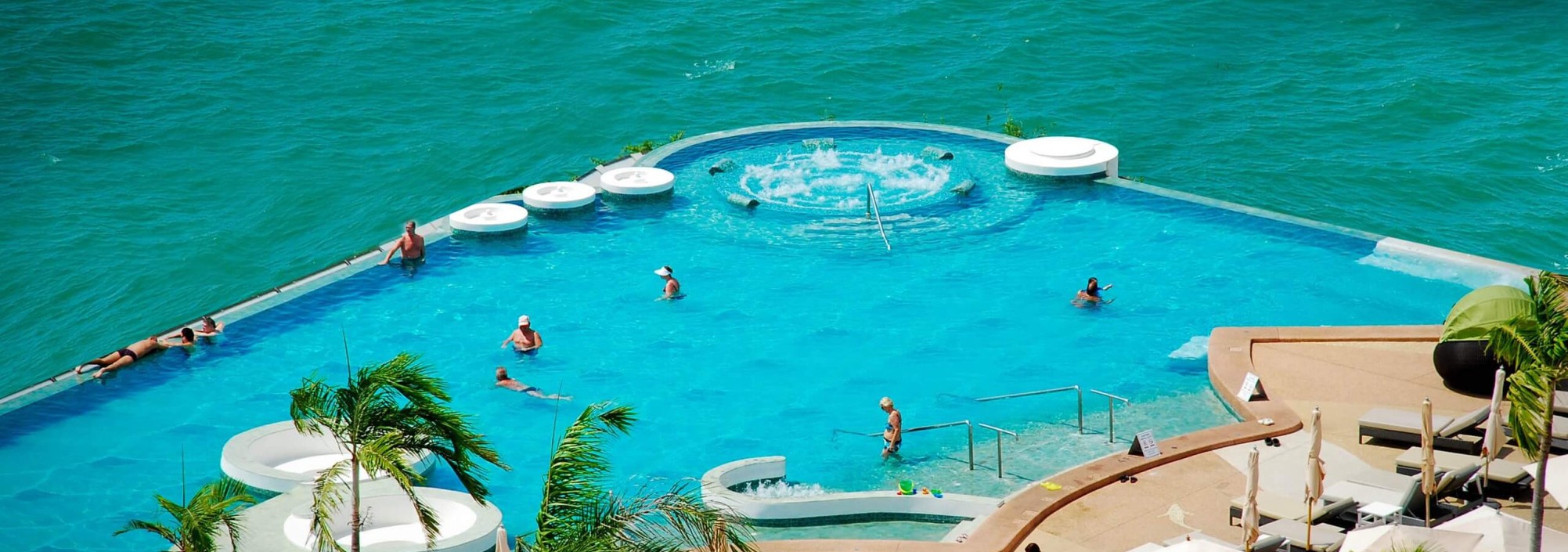 beach-infinity-pool-royal-cliff-beach-hotel-pattaya-thailand-travel