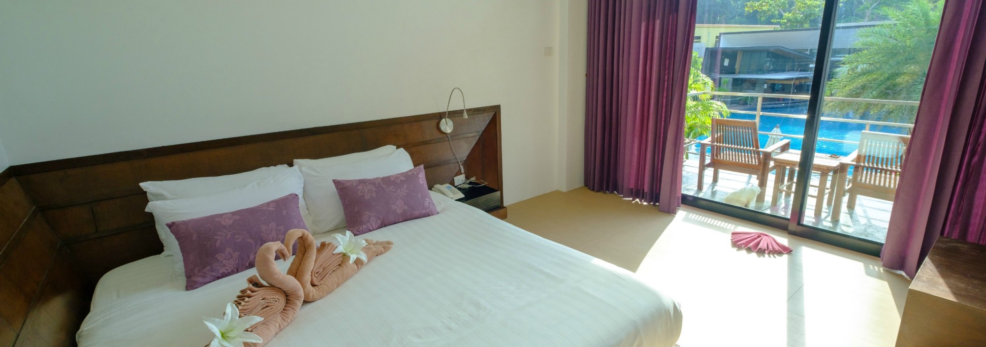 bundhaya-resort-deluxe-room-kingsize-balkon-thailandtravel