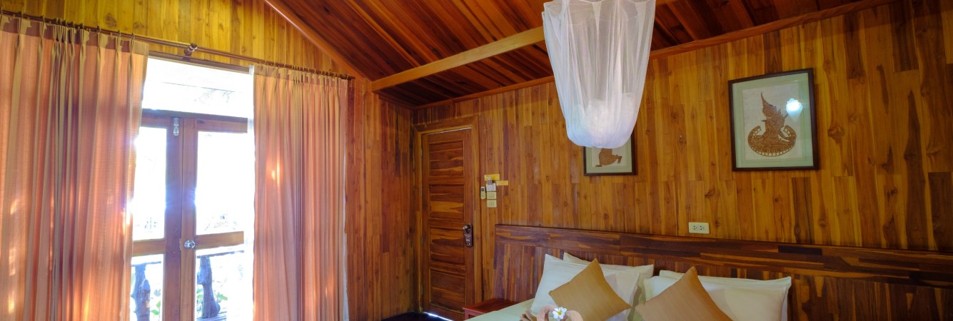 bundhaya-resort-koh-lipe-garden-deluxe-bungalow-binnenkant-ventilator-thailandtravel
