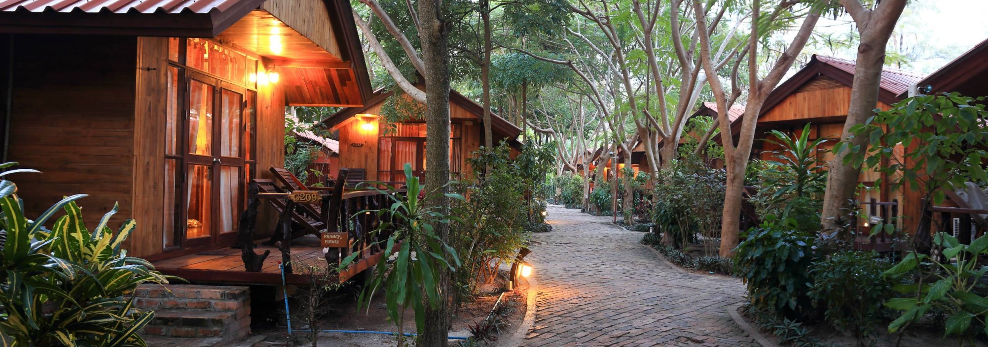 bundhaya-resort-koh-lipe-garden-deluxe-bungalow-tuin-terras-thailandtravel