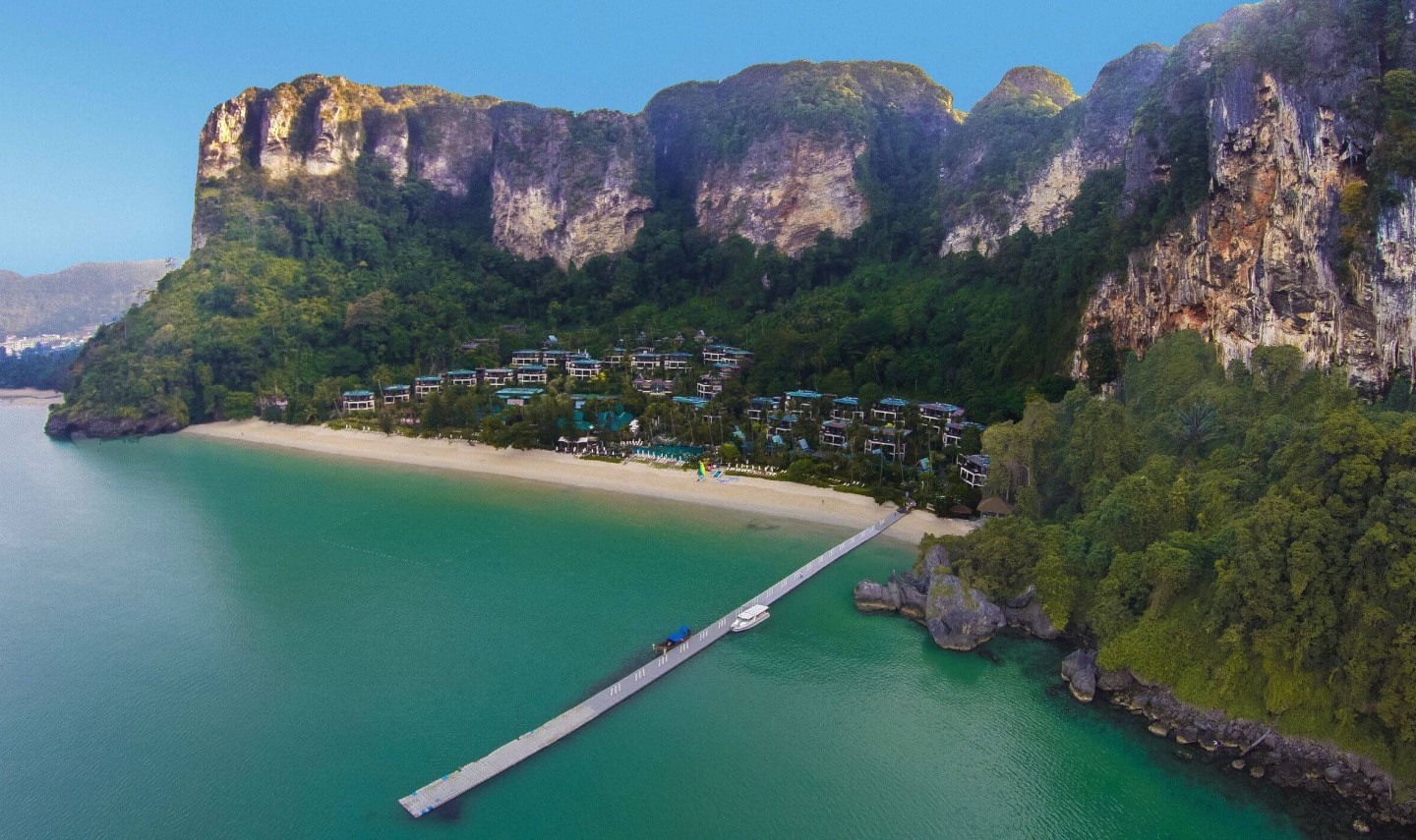 centara-grand-beach-resort-krabi-aerial-view-pier-bergen-thailandtravel