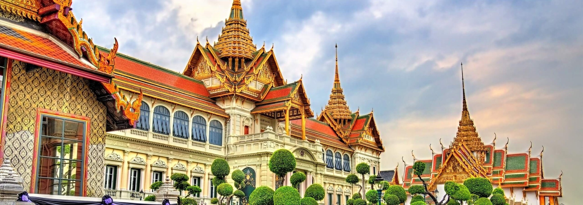 chakri-maha-prasat-hall-at-the-grand-palace-in-bangkok-thailandtravel