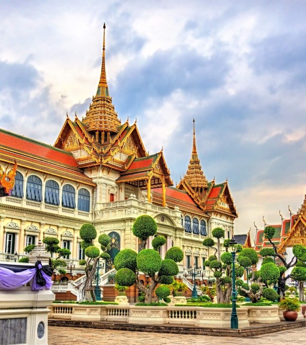 chakri-maha-prasat-hall-at-the-grand-palace-in-bangkok-thailandtravel