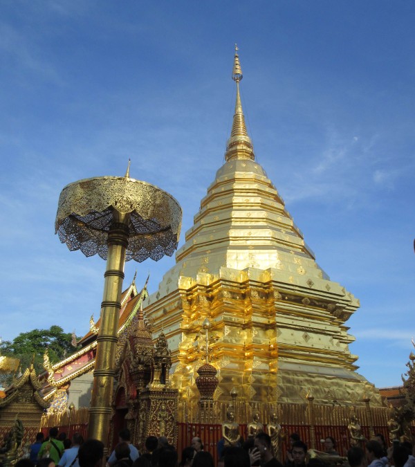 chiang-mai-doi-suthep-chedi-gouden-parasol-thailandtravel