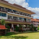chiangkhan-mountain-river-resort-buitenkant-tuin-thailandtravel