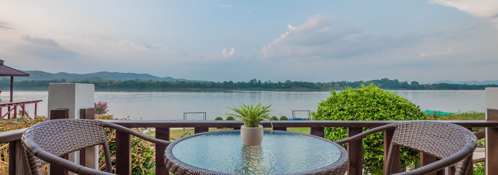 chiangkhan-mountain-river-resort-deluxe-river-room-balkon-thailandtravel