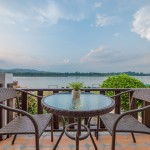 chiangkhan-mountain-river-resort-deluxe-river-room-balkon-thailandtravel