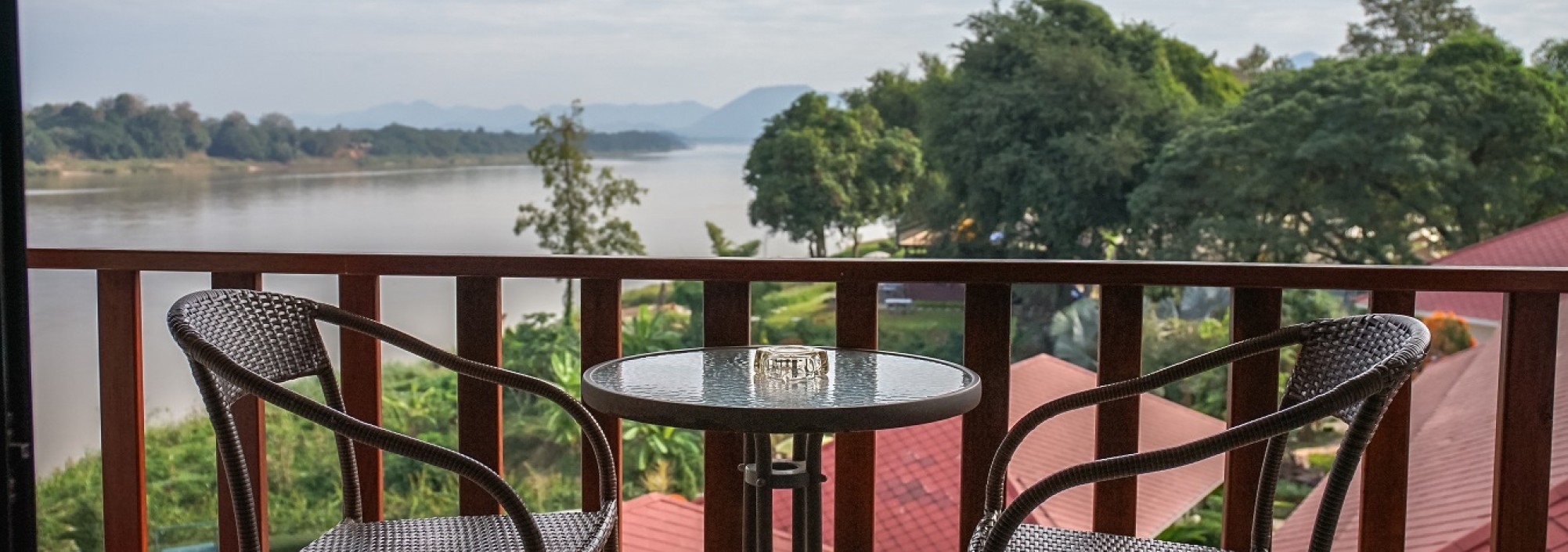 chiangkhan-mountain-river-resort-deluxe-room-balkon-thailandtravel
