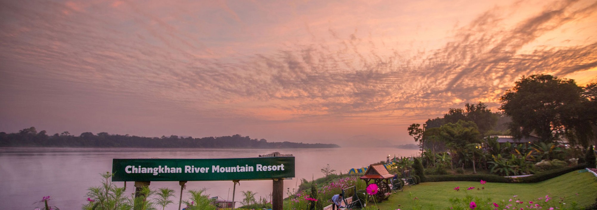 chiangkhan-mountain-river-resort-rivier-schemering-thailandtravel