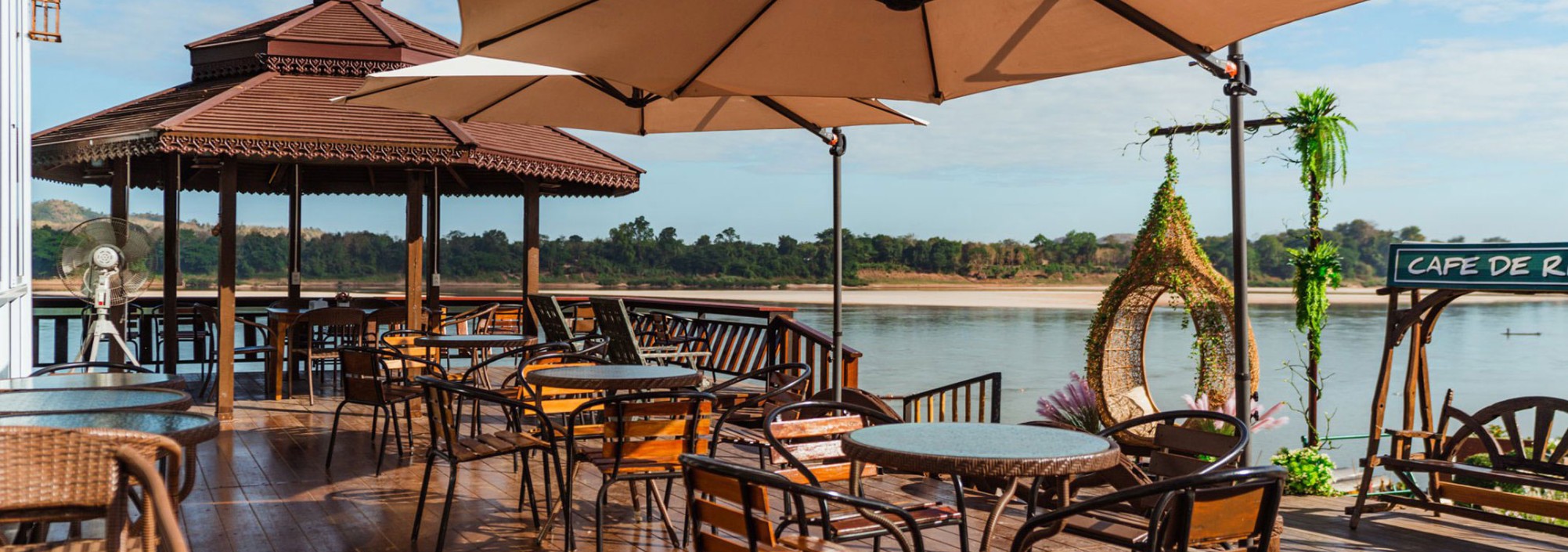 chiangkhan-mountain-river-resort-terras-rivier-thailandtravel