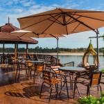 chiangkhan-mountain-river-resort-terras-rivier-thailandtravel