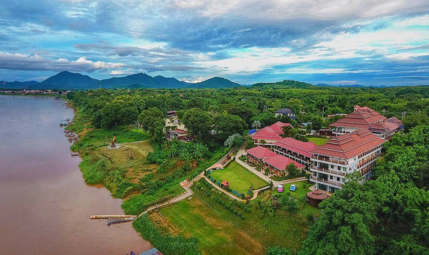 chiangkhan-mountain-river-resort-uitzicht-omgeving-thailandtravel