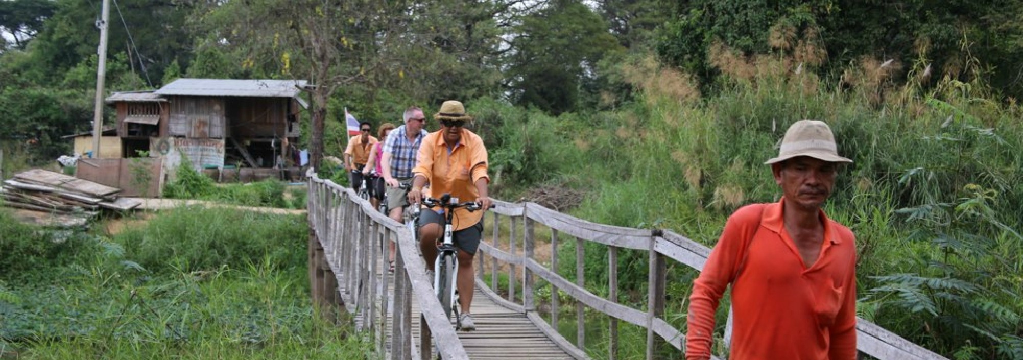 colours-of-ayutthaya-houten-brug-fietsen-thailandtravel