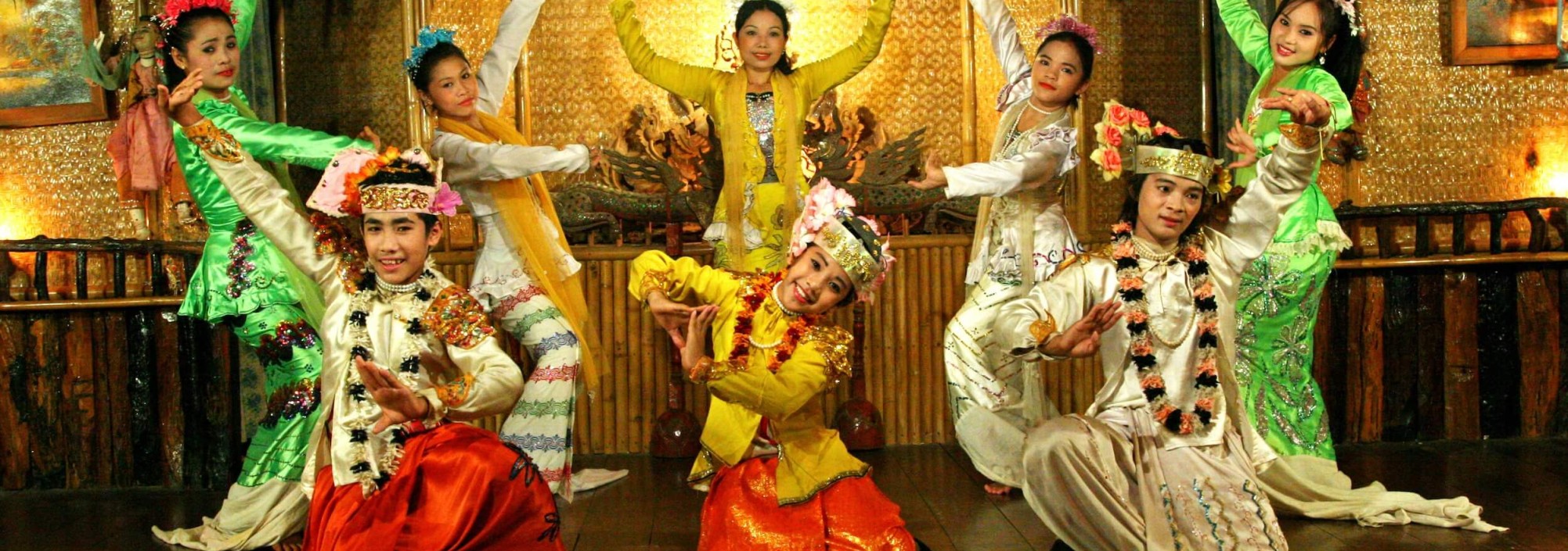 dansvoorstelling-river-kwai-jungle-rafts-kanchanaburi-thailandtravel