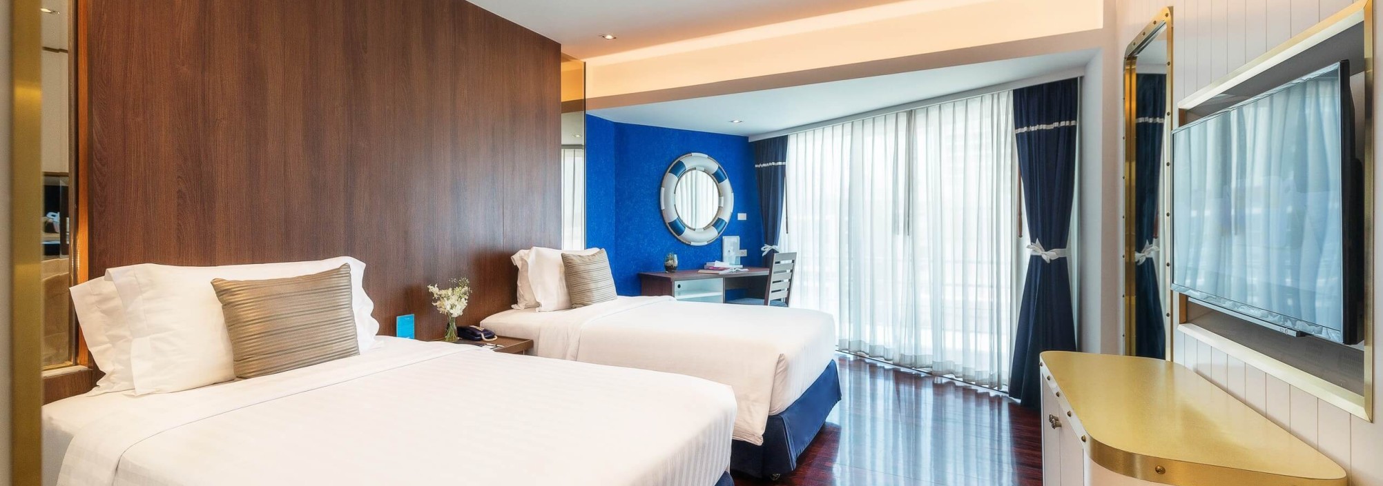 deluxe-room-a-one-the-royal-cruise-hotel-thailandtravel-1