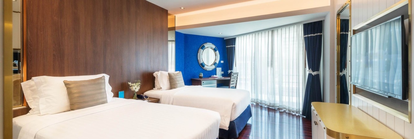 deluxe-room-a-one-the-royal-cruise-hotel-thailandtravel