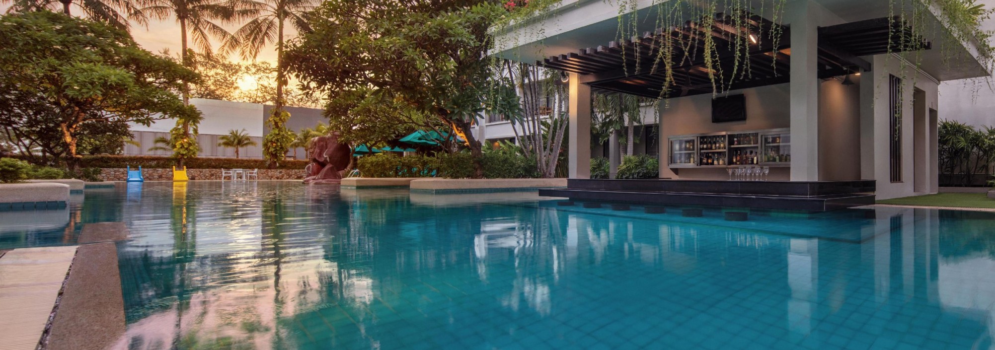 double-tree-phuket-banthai-resort-zwembad-poolbar-thailandtravel