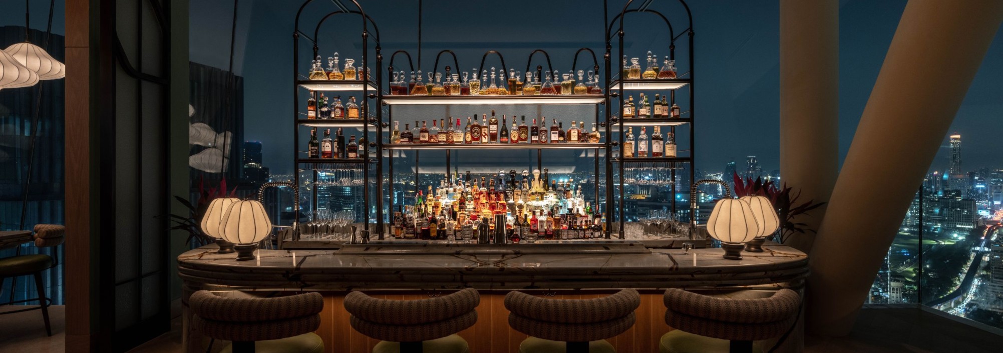 dusit-thani-bangkok-1970s-bar-overview-thailandtravel