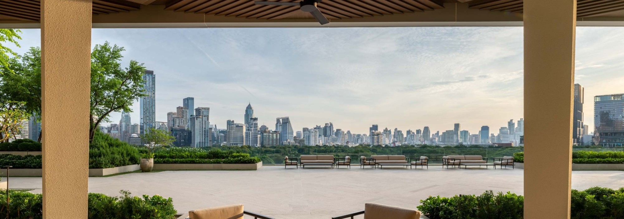 dusit-thani-bangkok-facility-lumpini-lawn-thailandtravel