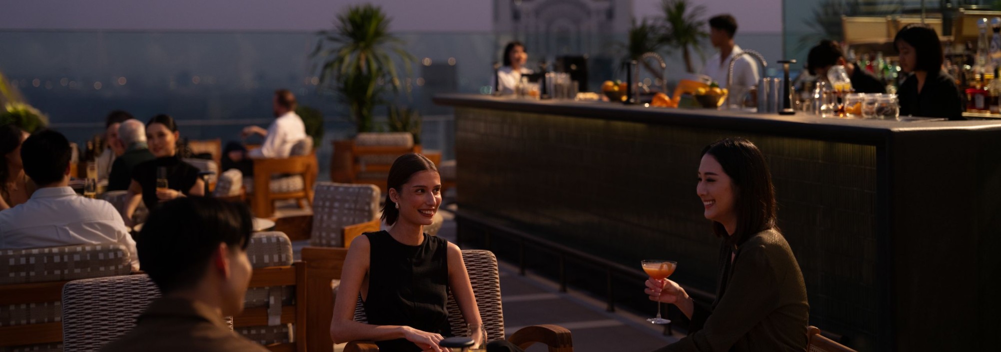 dusit-thani-bangkok-the-spire-roof-top-bar-lifestyle-friends-thailandtravel