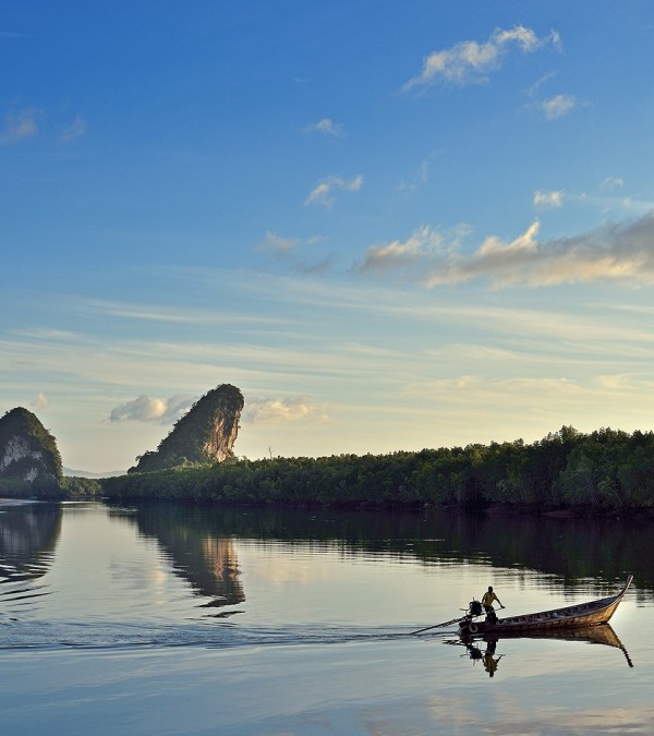 dusit-thani-krabi-rivier-rotsen-boot-thailandtravel