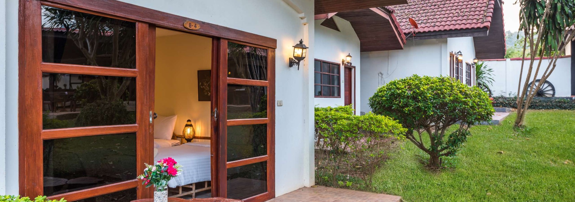 exterior-bungalow-eco-valley-lodge