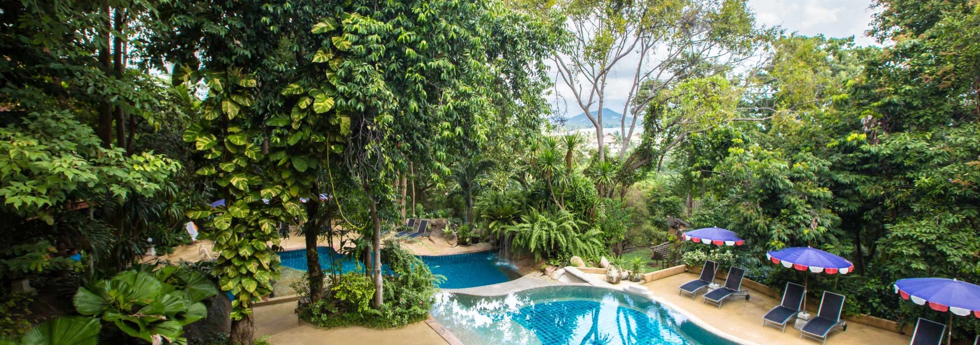 fair-house-beach-resort-koh-samui-swimming-pool-ligbedden-thailandtravel