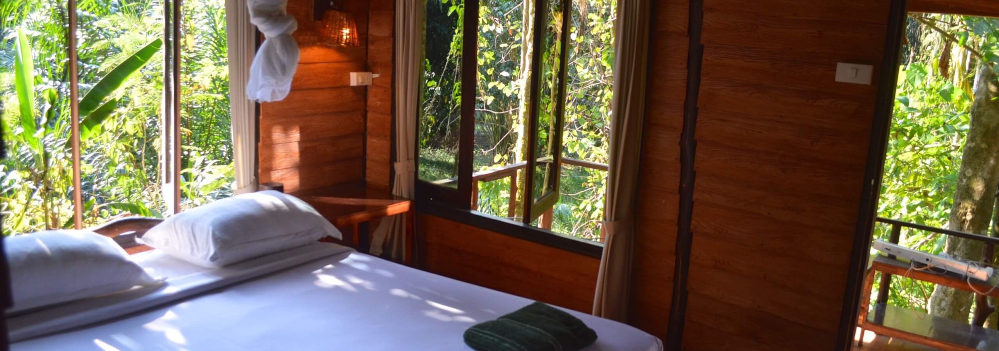 Forest Room interieur Khao Sok Riverside Cottages