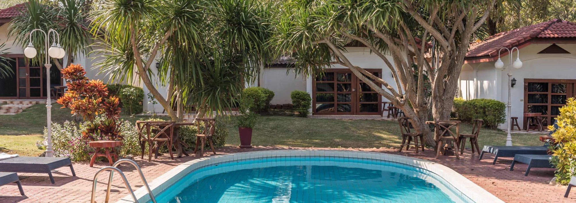 garden-pool-eco-valley-lodge