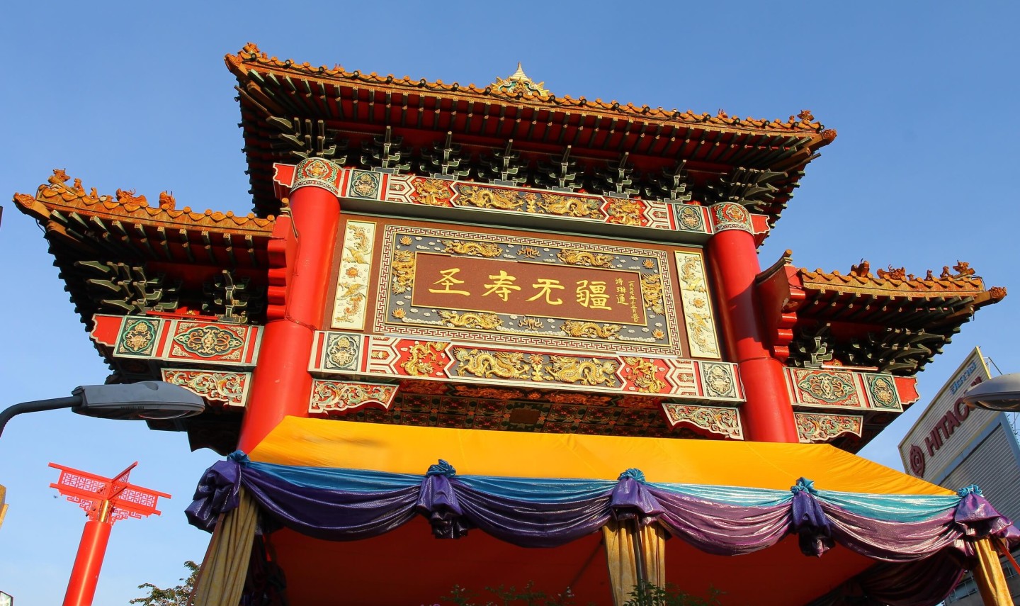 gate-naar-chinatown-in-yaowarat-bangkok-thailand-travel-1