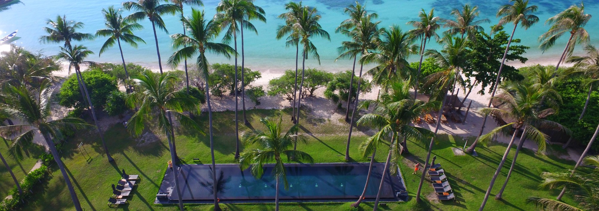 haad-tien-beach-resort-koh-tao-zwembad-drone-thailandtravel