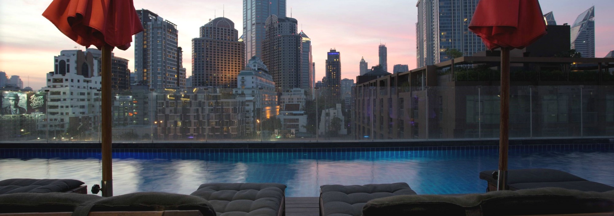 icon-bangkok-hotel-pool-zwembad-parasols-thailandtravel