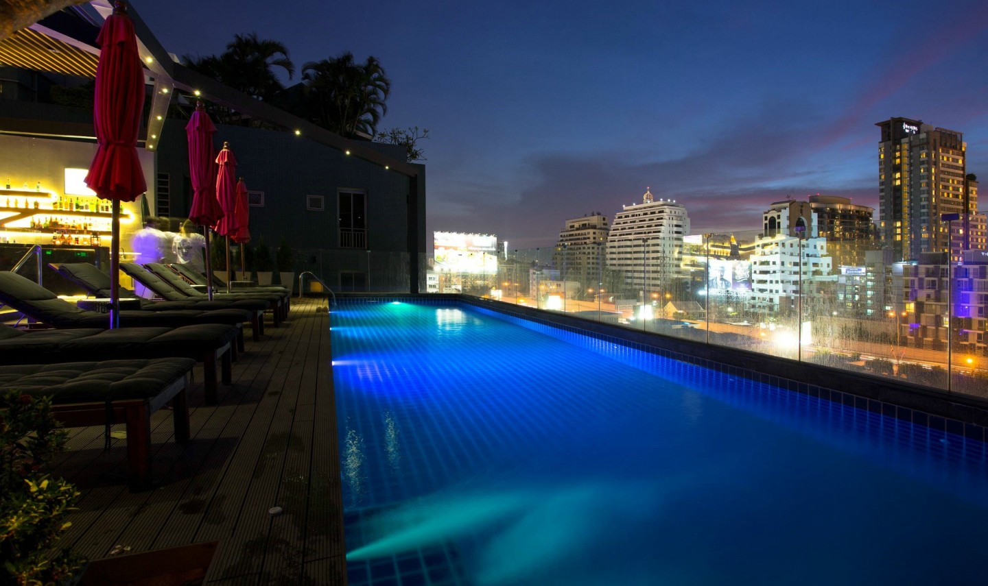 icon-bangkok-hotel-zwembad-avond-thailandtravel