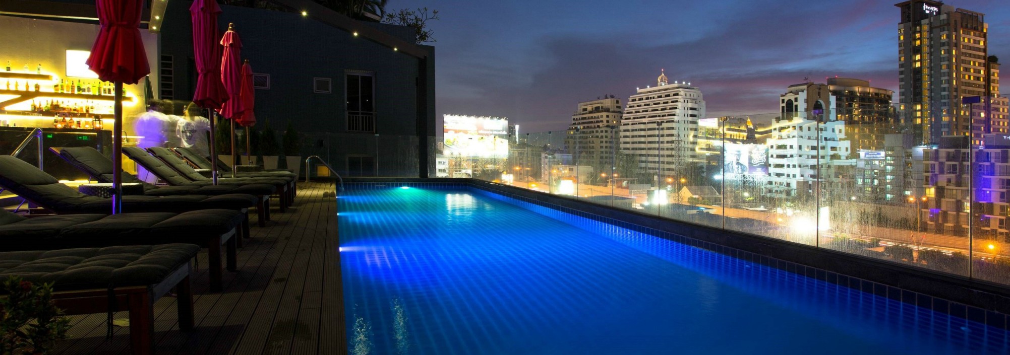 icon-bangkok-hotel-zwembad-avond-thailandtravel