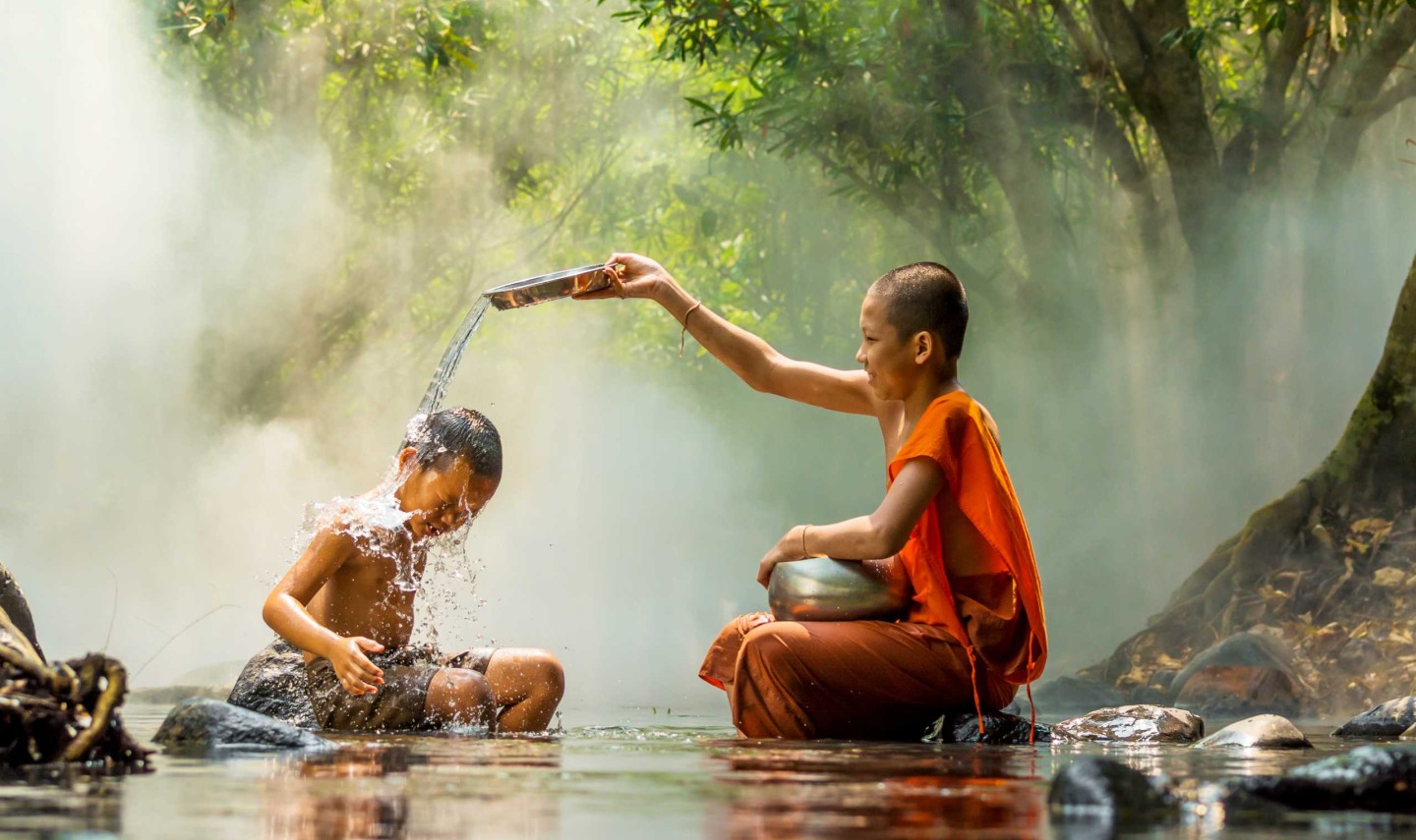 jonge-monnike-waterval-thailandtravel