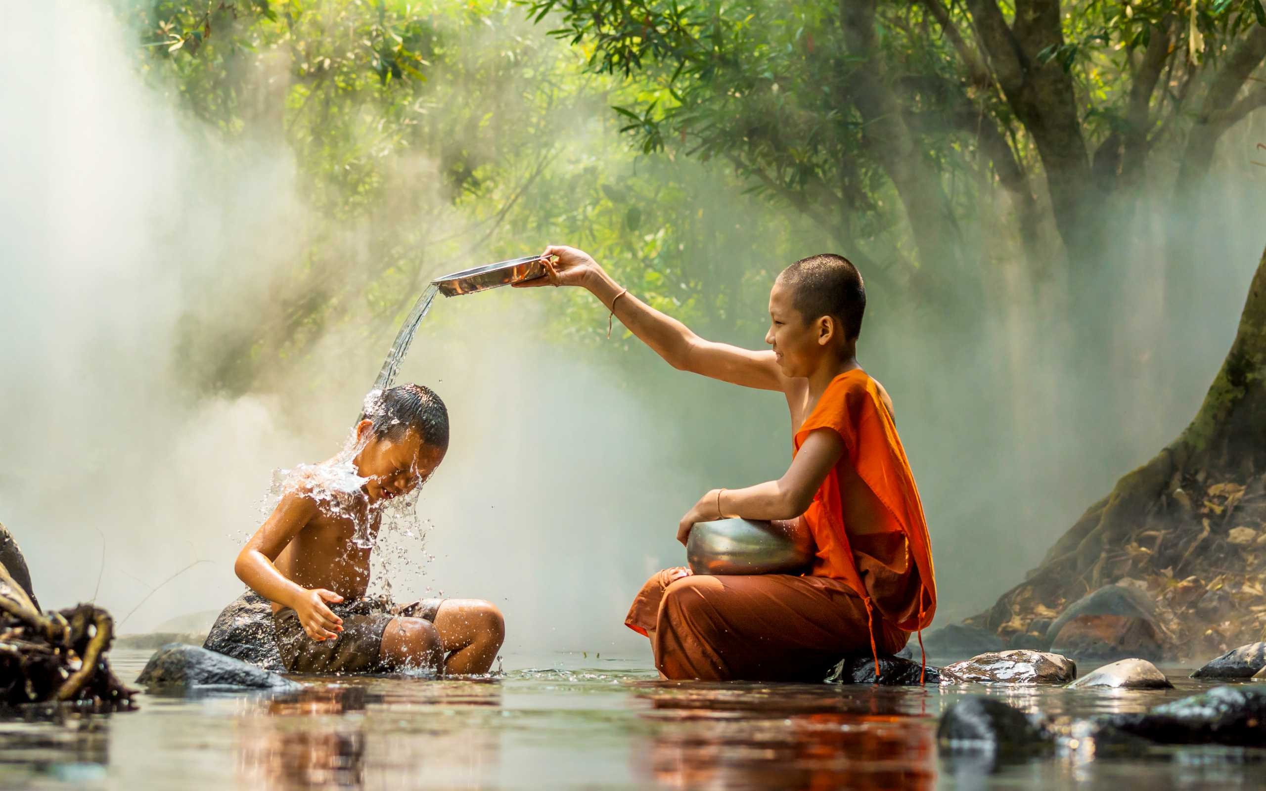 jonge-monnike-waterval-thailandtravel