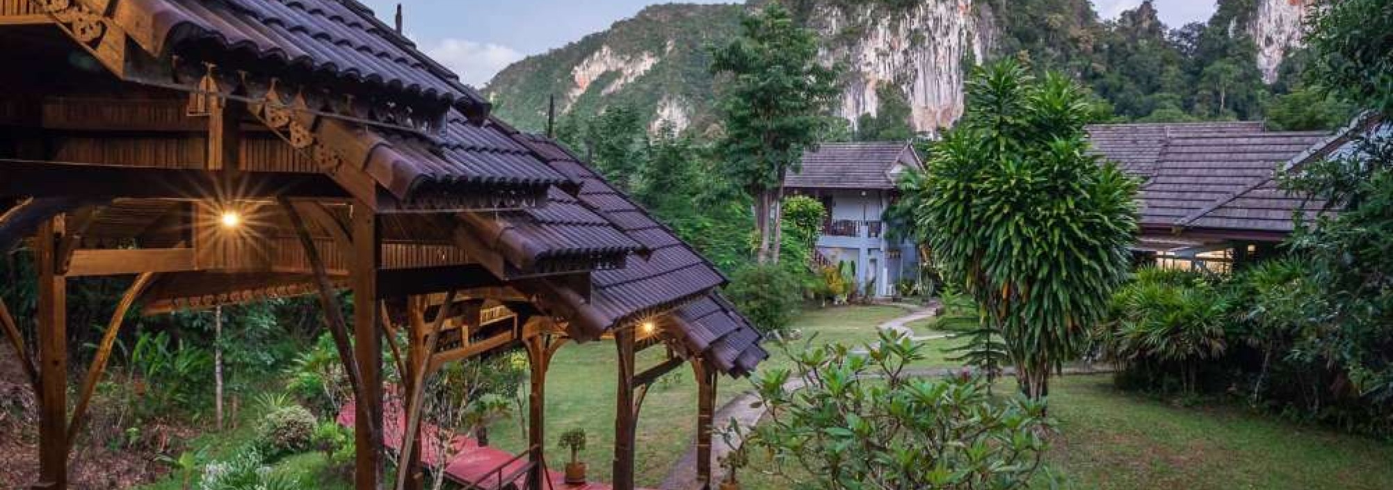 khao-sok-montania-lifestyle-hotel-entree-bergen-rotsen-thailandtravel