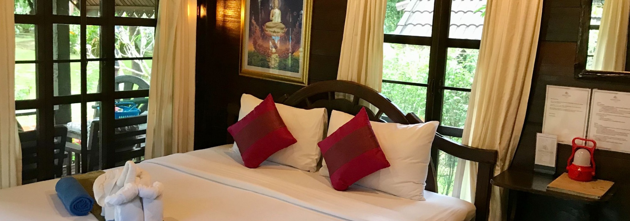 khao-sok-montania-lifestyle-hotel-thai-boutique-chalet-kingsize-bed-thailandtravel